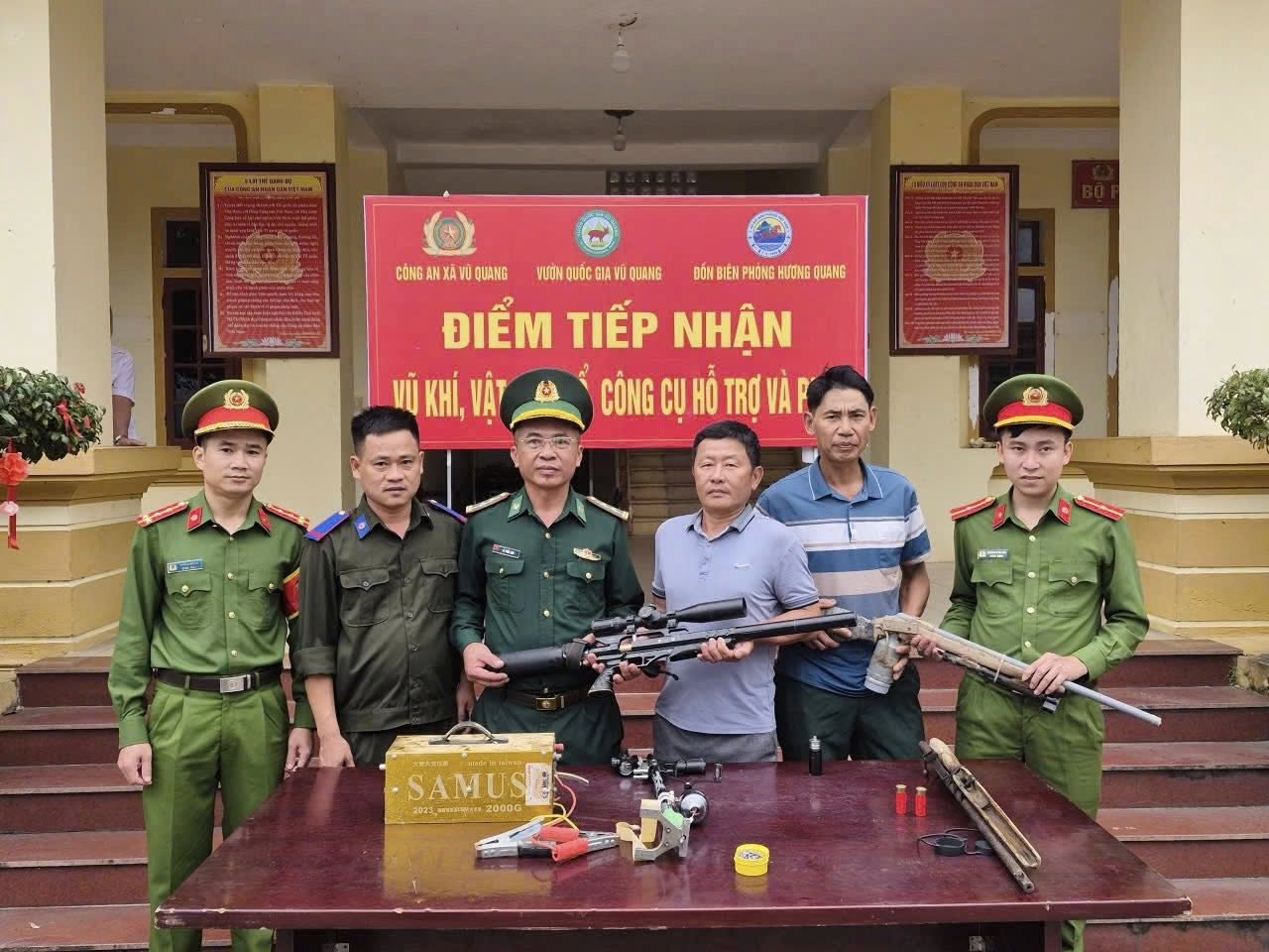 VƯỜN QUỐC GIA VŨ QUANG TIẾP NHẬN VŨ KHÍ, CÔNG CỤ HỖ TRỢ DO NGƯỜI DÂN TỰ NGUYỆN GIAO NỘP, GÓP PHẦN ĐẢM BẢO AN NINH TRẬT TỰ VÀ BẢO VỆ TÀI NGUYÊN RỪNG