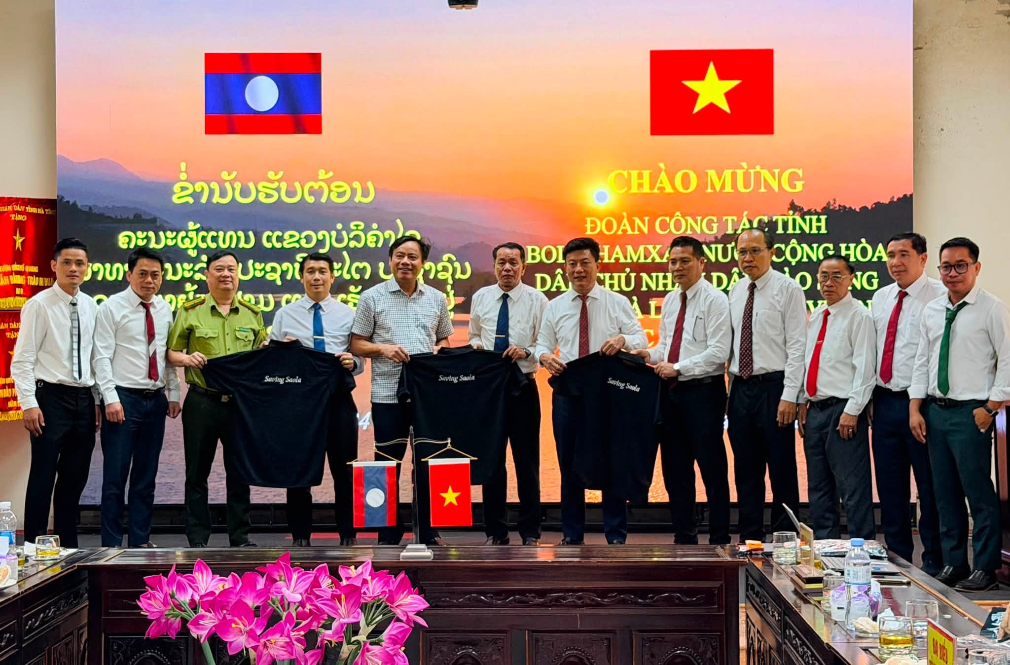 VƯỜN QUỐC GIA VŨ QUANG ĐÓN TIẾP VÀ LÀM VIỆC VỚI ĐOÀN CÔNG TÁC TỈNH BOLIKHĂMXAY, NƯỚC CHDCND LÀO
